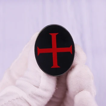 Красная брошь-булавка с рыцарским крестом тамплиеров